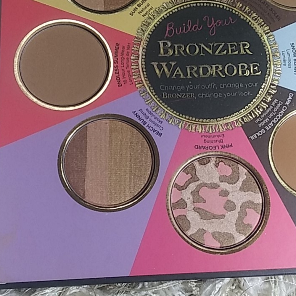 TOO FACED THE LITTLE BLACK BOOK OF BRONZERS - Picture 7 of 8